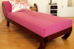 Daybed Nussbaum, Bezugsstoff Designers Guild Raspberry
