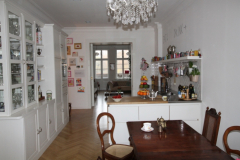 Einbauküche und Vitrinenschrank
