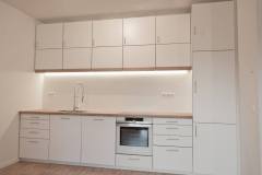Küchenzeile mit Hochschrank